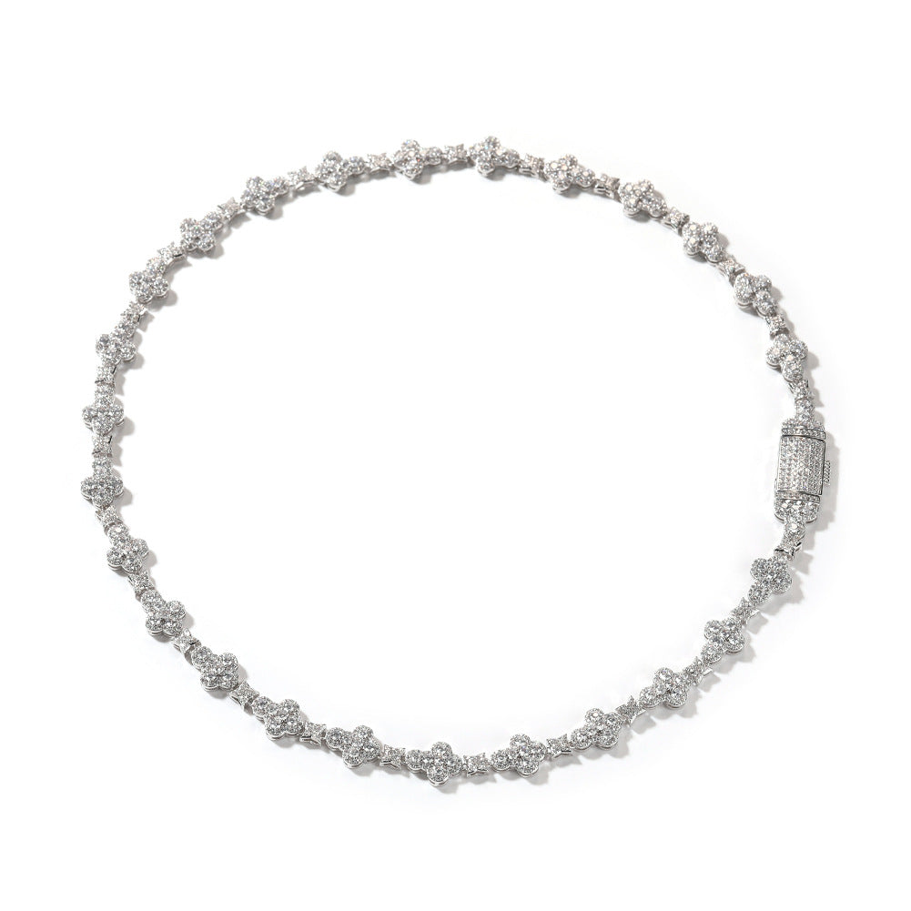 Collier orné d'une croix.