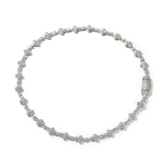Collier orné d'une croix.