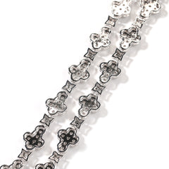 Collier orné d'une croix.
