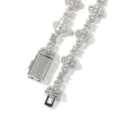 Collier orné d'une croix.